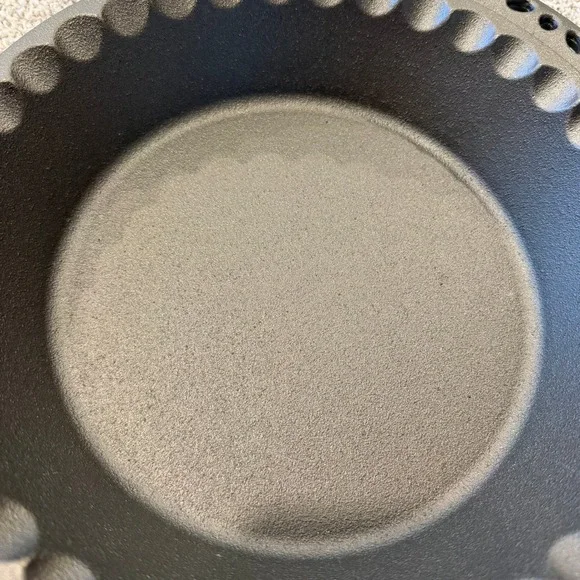 John Wayne Cast Iron 10.25 Inch Pie Pan Pre Seasoned Decorative Handles - Picture 4 of 5